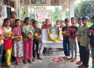 बँडपथक वाजवीत पुष्पवृष्टी करून विद्यार्थ्यांचे स्वागत