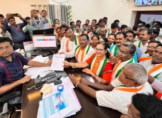 तहसिल कार्यालयासमोर काँग्रेसचे एक दिवसीय धरणे आंदोलन