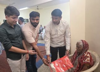 मातोश्री वृद्धाश्रमात कृष्णगिरी परिवाराकडून वृद्ध आई-वडिलांसोबत दिवाळी साजरी