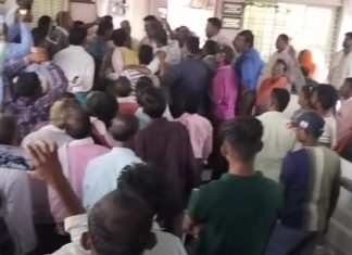 पावसात शेतमाल भिजल्याने शेतकरी संतप्त — सभापती व सचिवांना घेतले धारेवर