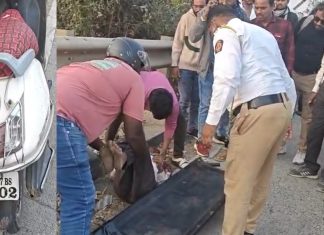 वर्धा वाहतूक पोलिसांच्या तत्परतेमुळे जखमी दुचाकीस्वाराचे प्राण वाचले