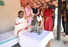 राष्ट्रपती द्रौपदी मुर्मू यांची बापुकुटीस भेट