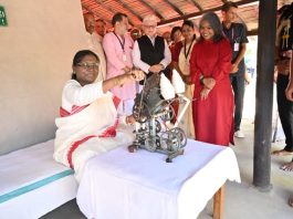 राष्ट्रपती द्रौपदी मुर्मू यांची बापुकुटीस भेट