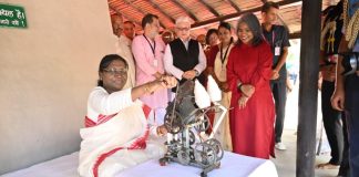 राष्ट्रपती द्रौपदी मुर्मू यांची बापुकुटीस भेट