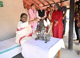 राष्ट्रपती द्रौपदी मुर्मू यांची बापुकुटीस भेट